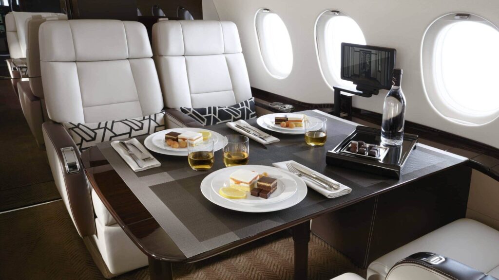Een dessert op een tafel in een privéjet