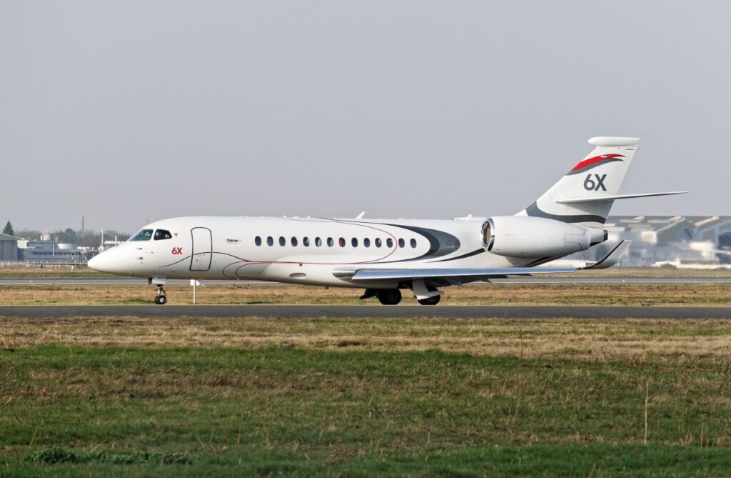 Types of private jets: a white heavy private jet of the type Dassault Falcon 6X