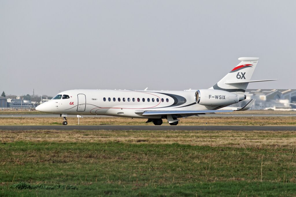 Een zware witte privéjet van het type Dassault Falcon 6X