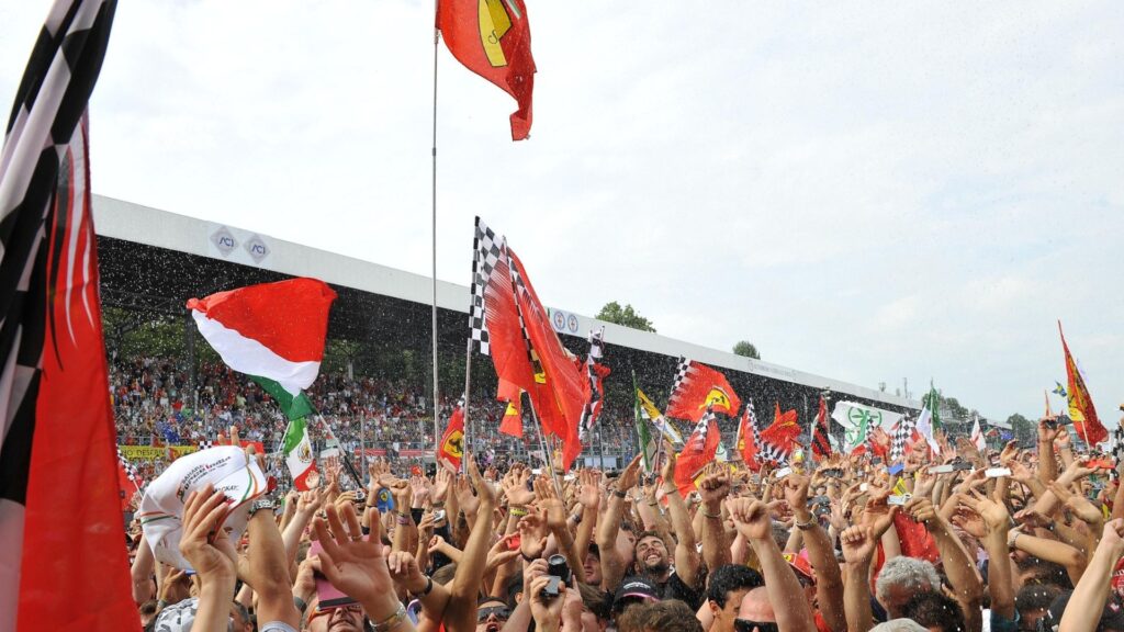 Viering met Formula 1 Ferrari motorsport-fans en Ferrari vlaggen met veel mensen op het circuit van Monza in Italië