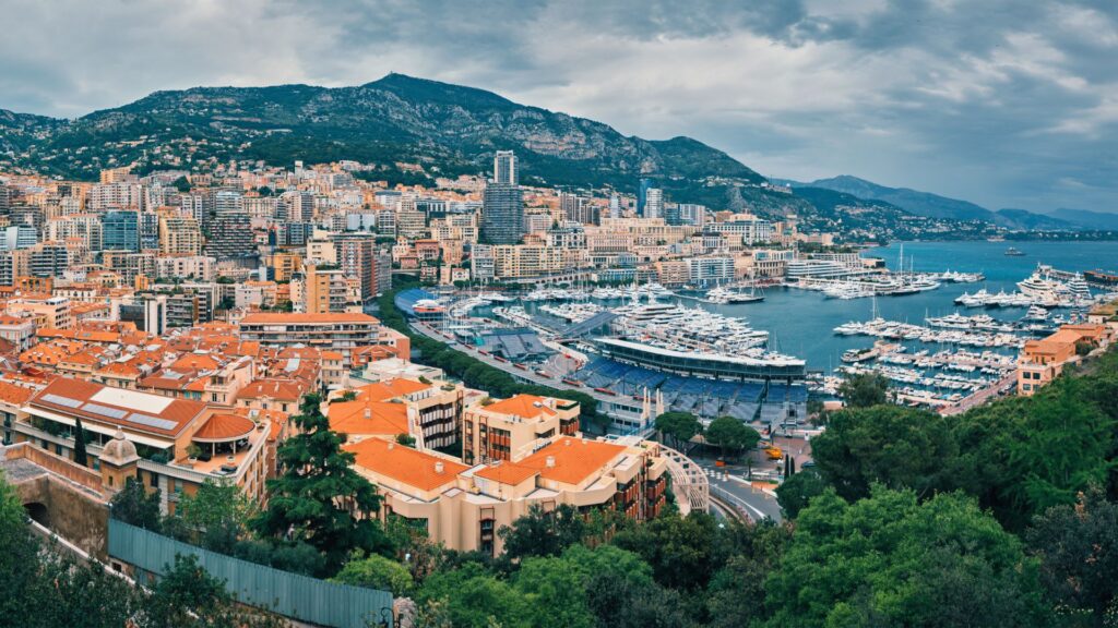 Overzicht en skyline van Monaco met het Formule 1 stratencircuit van Monte Carlo