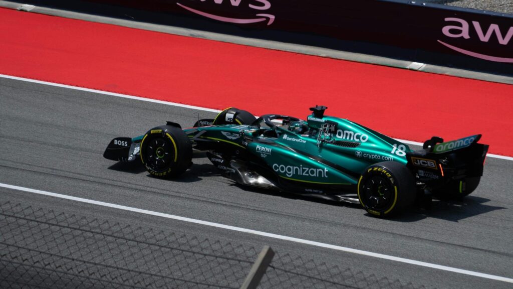 Groene metallic Formule 1 raceauto met nummer 18 op het circuit van Barcelona, Spanje