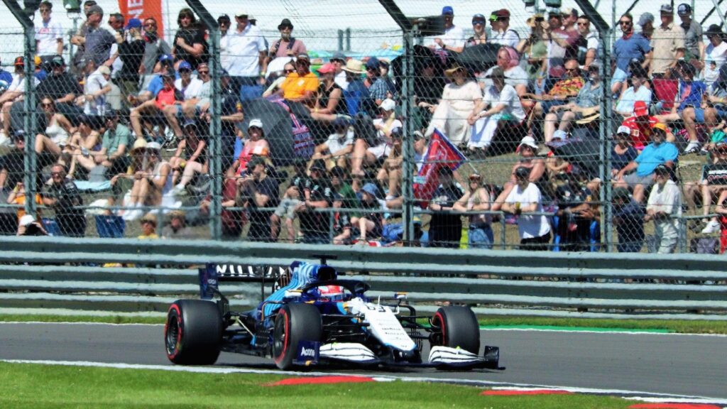 Een Formule 1 Williams Racing raceauto van George Russell bij de Copse-bocht op het circuit van Silverstone tijdens de Grand Prix in het Verenigd Koninkrijk
