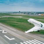 Een landende privéjet op de landingsbaan ter illustratie van het annuleringsbeleid privéjet bij FA Jets