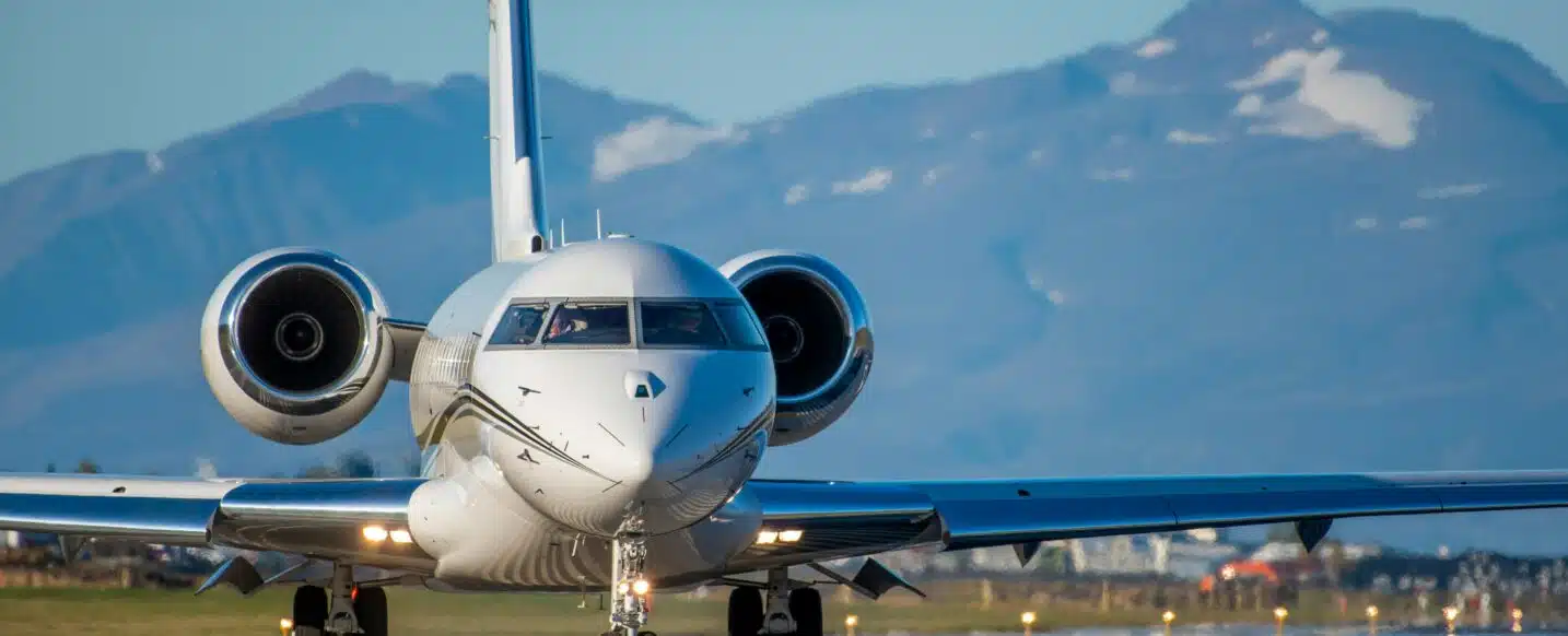 Witte privéjet taxiënd op de startbaan van een Europese luchthaven; een essentieel onderdeel van een efficiënte privéjet charter.